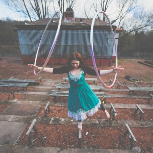 Kat, a hoop-instruktor Kat egyensúlyoz