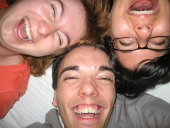 röhögés az ágyon a Tridentben