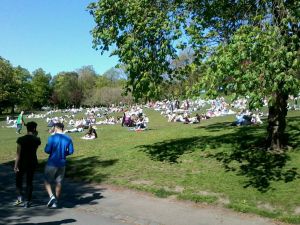emberek a Kelvingrove parkban