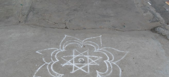 Krétarajz a bejárat előtt