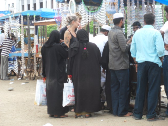 szőke tetovált nő muszlimok között