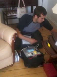 A kis fehér a fotel mellett a matricanyomó gép!